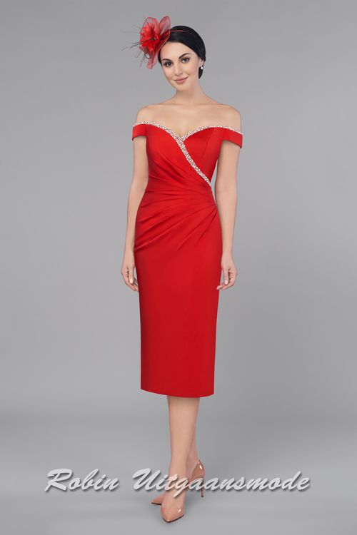 Een glamoureus en charmante indruk maak je in dit off-shoulder avondjurkje. De heartshape halslijn is afgezet met een band van glinsterende steentjes, welke wegloopt in de taille en doorloopt over de afhangende mouwen. De rechte rok valt tot over de knie en geeft voldoende ruimte om vrij te bewegen.