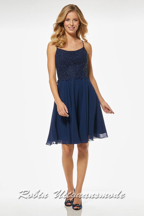 Korte avondjurk met glitterlijfje, chiffon rok, gedragen zonder jasje