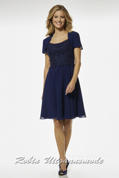 Korte navy blauw avondjurk met glitterlijfje, chiffon rok en jasje