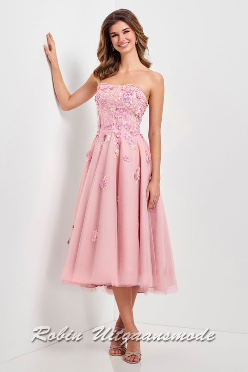 Strapless roze cocktailjurk met bloemenapplicaties over de top en een rok tot over de knie