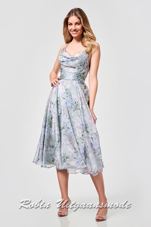 Korte avondjurk met sage fleurige bloemen print, een waterval halslijn en chiffon rok tot over de knie