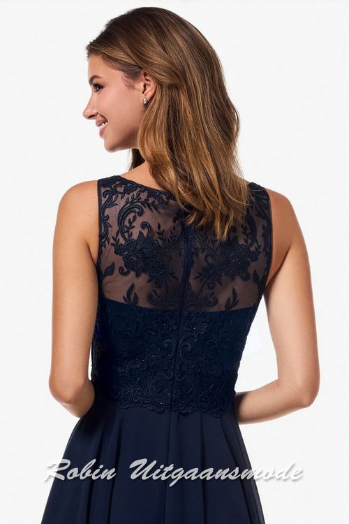 Achterkant van de Korte navy blauwe avondjurk met kanten lijfje, een boothalslijn, blote schouders en een chiffon rok tot op de knie