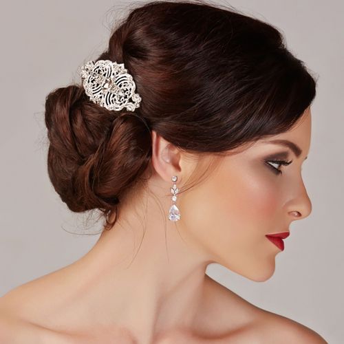 Klassieke style sparkle oorbellen, gedragen door een model