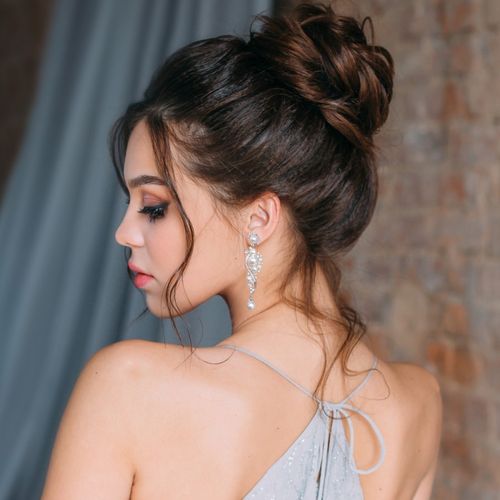 Couture oorbellen met gesimuleerde ivoorparels en  sprankelende stenen