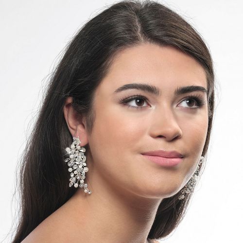 Wijnrank oorbellen met parels en strass steentjes, gedragen door een model