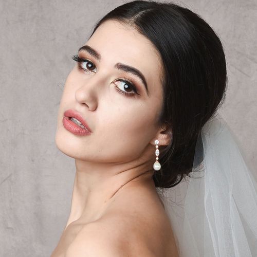 Lange glamour parel oorbellen met zirkonia kristallen, gedragen door een model