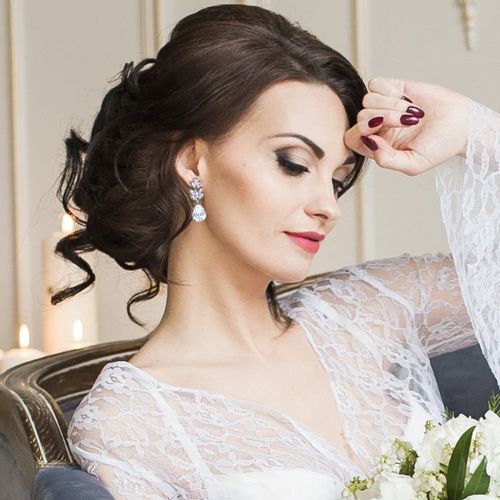 Starlet oorbellen met heldere zirkonia kristallen, gedragen door een model