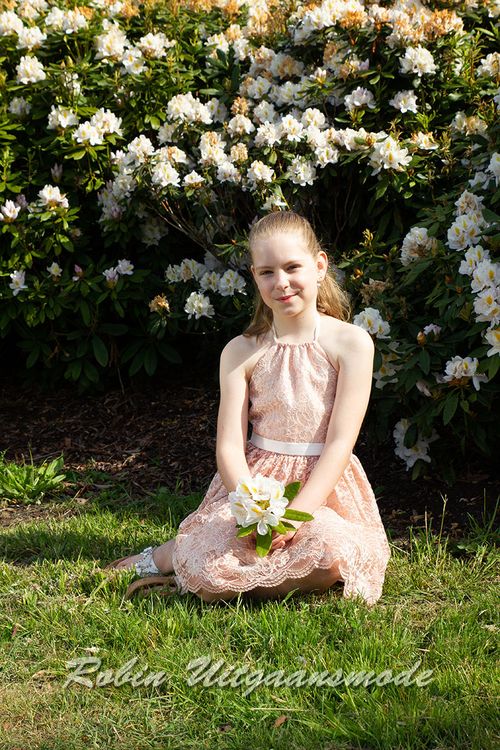 Lichtroze bloemenmeisjesjurk van kant in een haltermodel met geplooide halslijn