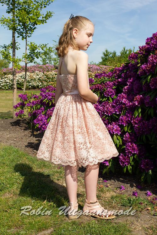 Oudroze bloemenmeisjesjurk van kant in een haltermodel met geplooide halslijn