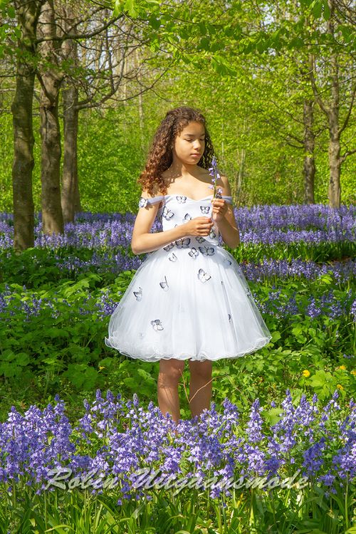 Feestelijke jurkje van vrolijke vlinderstof, met strapless lijfje, afhangende schouders en wijde tule rok, in bloemenveld