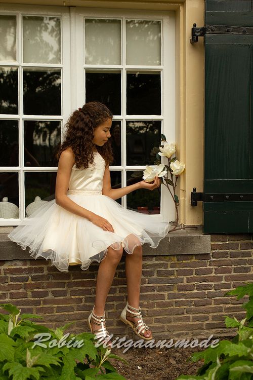Lichtgoude wijd uitlopende petticoat jurken van kant, satijn en tule met halfopen kanten rug