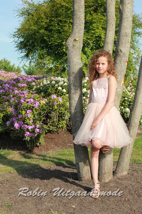Roze wijd uitlopende petticoat jurken van kant, satijn en tule met halfopen kanten rug