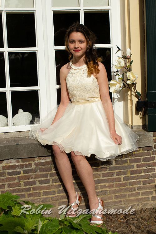 Speelse petticoat kinderjurkjes met aangesloten kanten lijfje, wijd uitlopende tule rok en satijnen band in de taille.