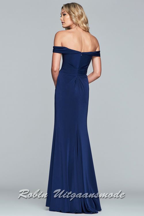 Achterkant van de Off-shoulder galajurk met split in een strak recht model