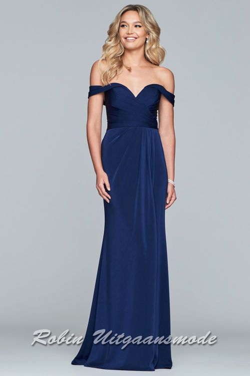 Navyblauwe Off-shoulder galajurk met split in een strak recht model