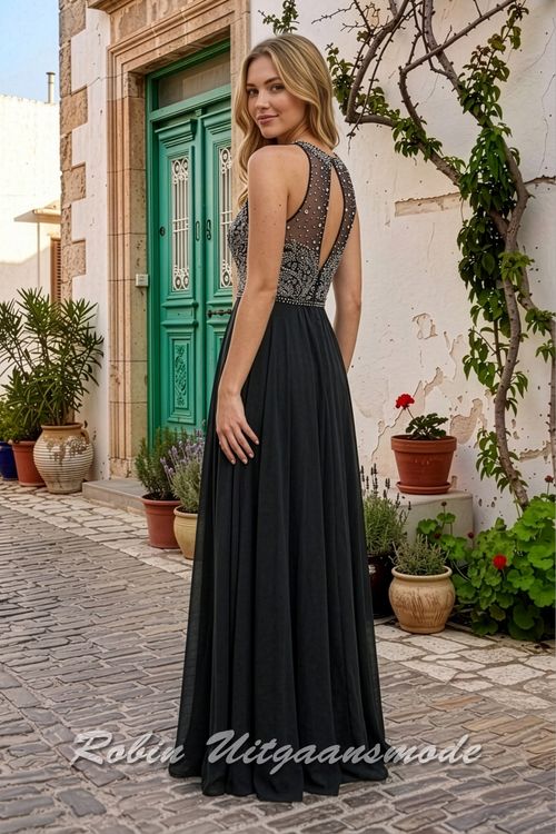 Achterkant van de Chiffon avondjurk met rijkversierd glitterlijfje en hoge halslijn