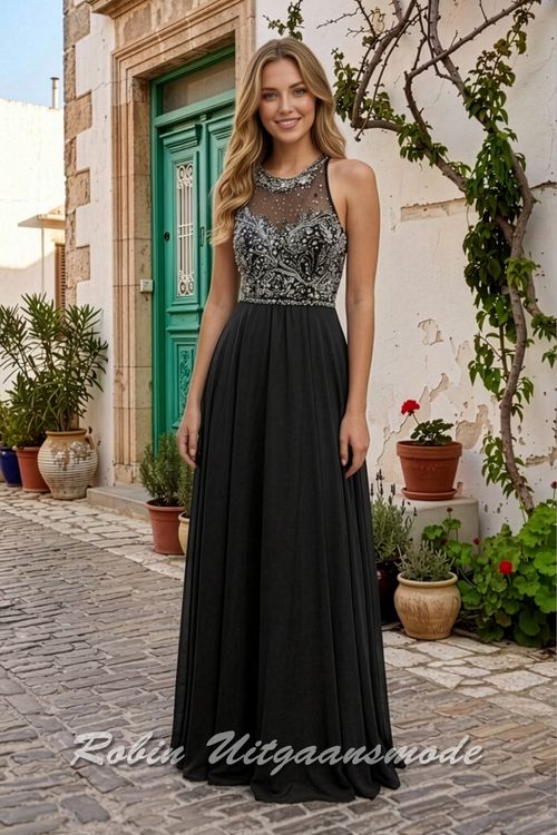 Donkergrijze chiffon avondjurk met rijkversierd glitterlijfje en hoge halslijn