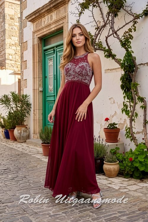 Bordeauxrode chiffon avondjurk met rijkversierd glitterlijfje en hoge halslijn
