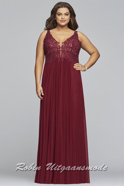 Plussize galajurk, het lijfje is gedecoreerd met prachtige kanten applicaties en een wijd uitgesneden rok.