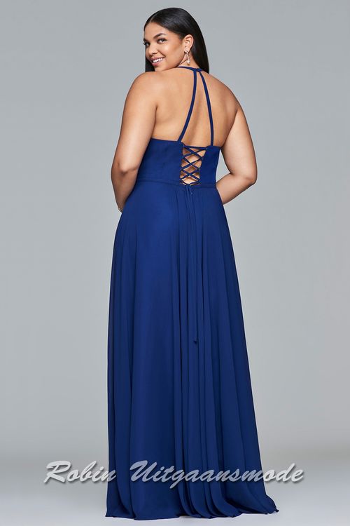 Achterkant van de Moderne plus size galajurken in soepel vallende stoffen