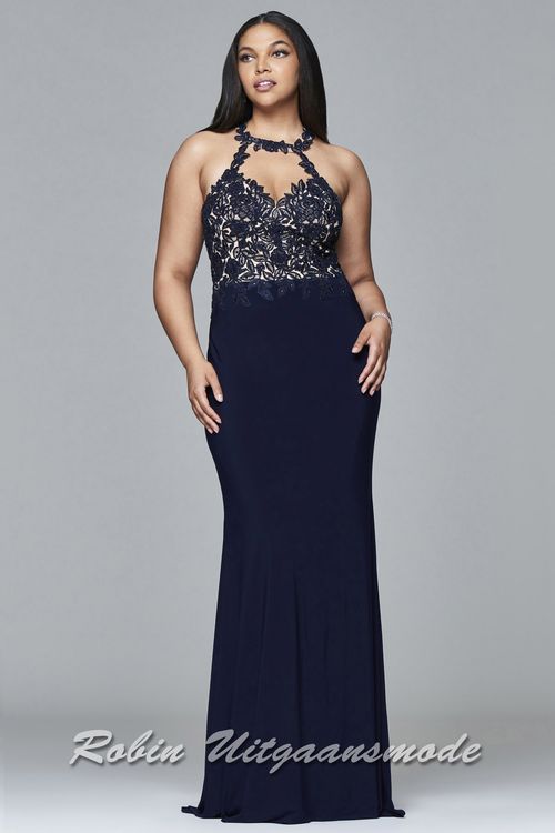 Navyblauwe galajurk met half open rug en kanten lijfje in luxe tricot in de grotere maat