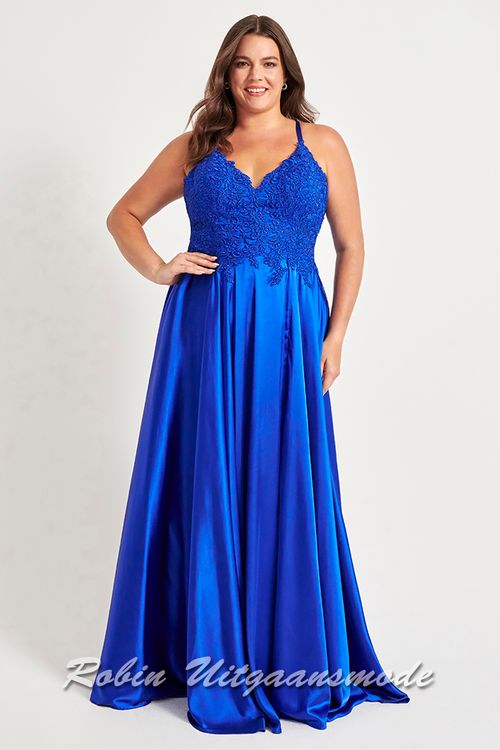 Plus size galajurk met kanten lijfje met een V-vormige halslijn, hoge split en vetersluiting over de lage rug