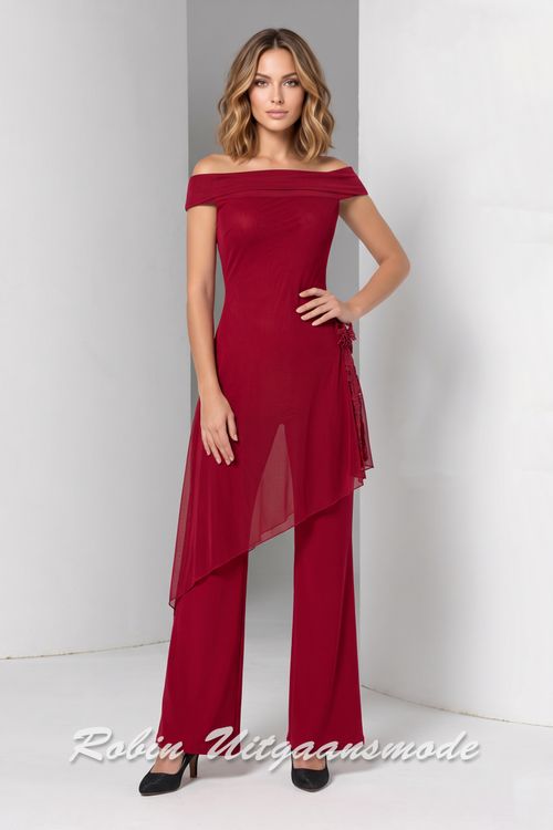 Rood Gala broekpak met asymmetrisch lijfje en off-shoulder halslijn