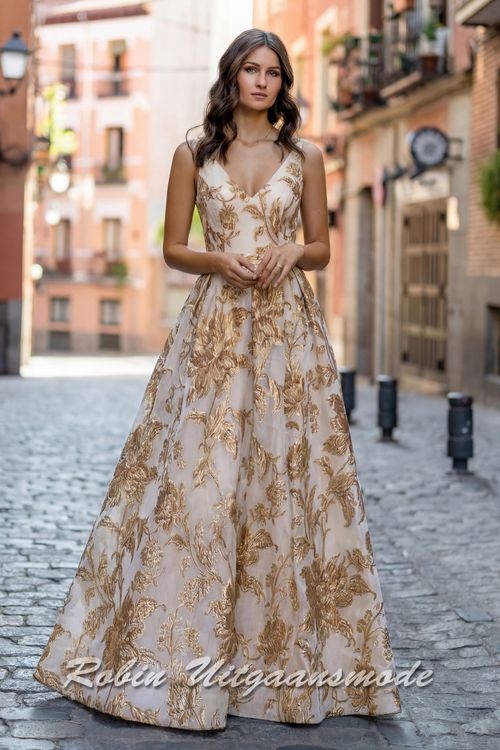 A-lijn brocade avondjurk met champagne goudkleurige bloemenpatroon, een V-hals en smalle tailleband