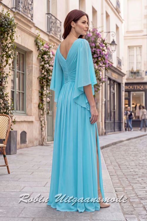 Achterkant van de Aqua blauwe chiffon avondjurk met V-halslijn, lange mouwen, een split en drie stoffen bloemen in de taille