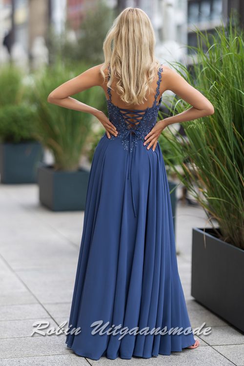 Achterkant van de Chiffon indigo galajurk met kanten lijfje versierd met bloemen patroon, lage rug vetersluiting en lange rok met bescheiden split