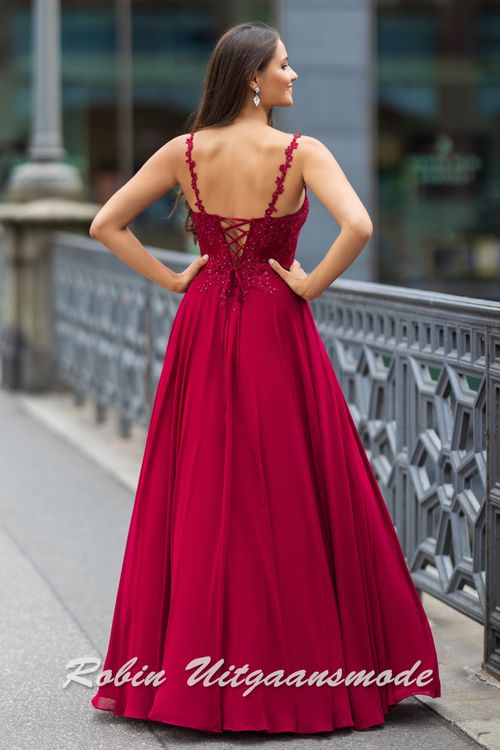 Achterkant van de Chiffon rode galajurk met kanten lijfje versierd met bloemen patroon, lage rug vetersluiting en lange rok met bescheiden split