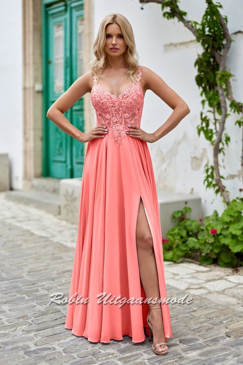 Chiffon roze galajurk met kanten lijfje versierd met bloemen patroon, lage rug vetersluiting en lange rok met bescheiden split