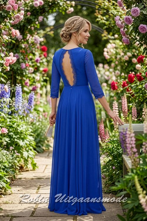 Achterkant van de royal blauwe Galajurk met driekwart mouwen afgewerkt met een delicate kanten rand, een waterval halslijn en lange rok