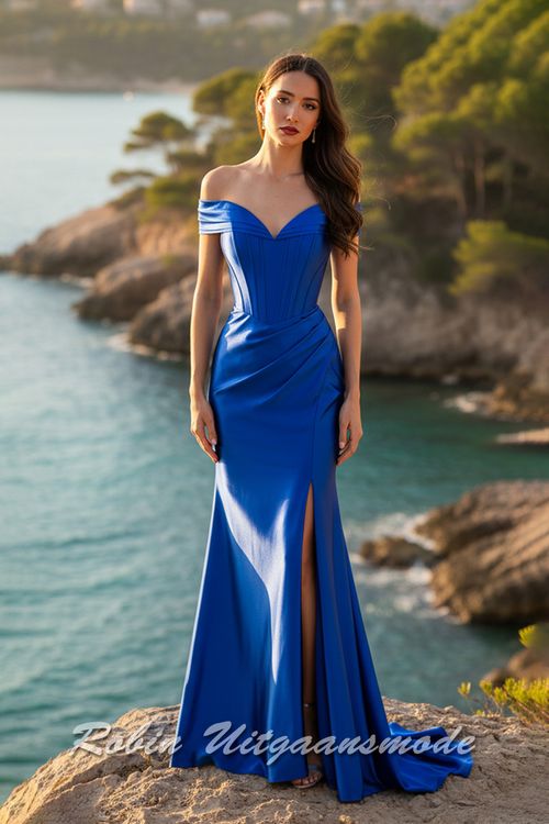 Royal blauwe Strapless galajurk met afhangende schouders, een baleinen top en lange rok met hoge split