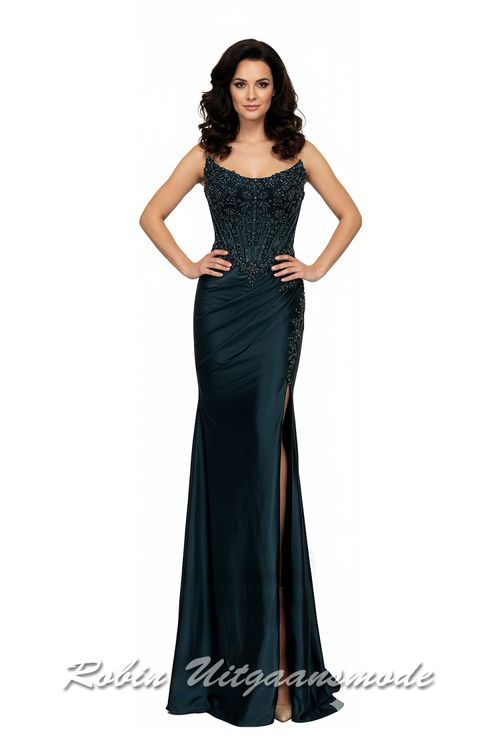 Teal strapless galajurk met een getailleerd glitterlijfje, een lange rok met schuin gedrapeerd vanuit de taille en een hoge split