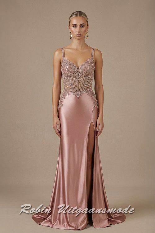 Bronskleurige galajurk met rijkelijk versierde korset style top en een sluikvallende rok met hoge split en korte sleep
