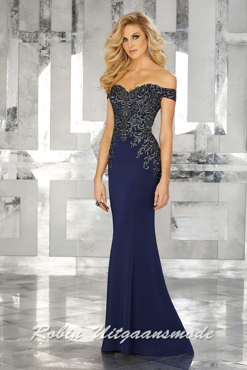 Off-shoulder navy blauwe avondjurk met barokstijl borduursel over het lijfje, in een nauwsluitend model met klein sleepje