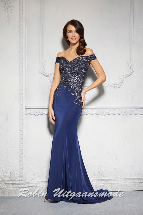 Off-shoulder royalblauwe avondjurk met barokstijl borduursel over het lijfje, in een nauwsluitend model met klein sleepje