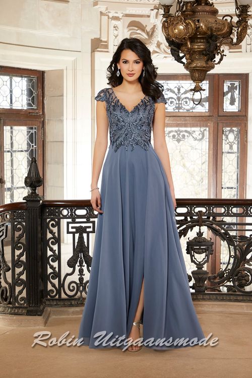 Avondjurk met kanten lijfje, klassieke V-hals en V-rug, kapmouwtjes en chiffon rok met verborgen split