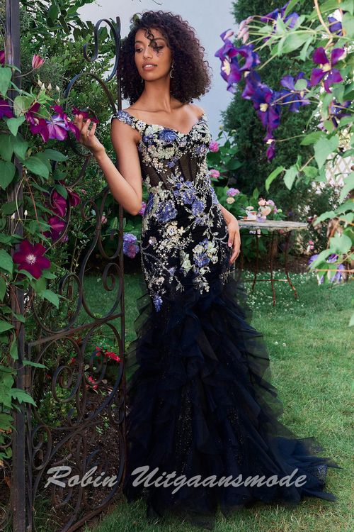 Zijaanzicht van de zwart multi Bloemen avondjurk met gerimpelde zeemeermin rok en off-shoulder