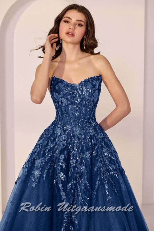 Close-up van de Navy blauwe Strapless baljurk met heartshape lijfje, een tule A-lijn rok, beide rijkelijk versierd met pailletten en steentjes