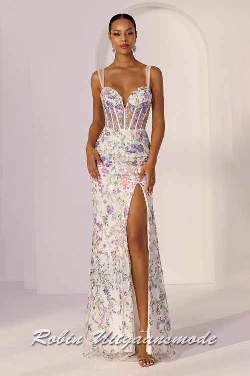 Ivoorkleurige galajurk volledig versierd met geborduurde bloemen, pailletten, een korset lijfje met diep uitgesneden bustelijn, lange rok met hoge split