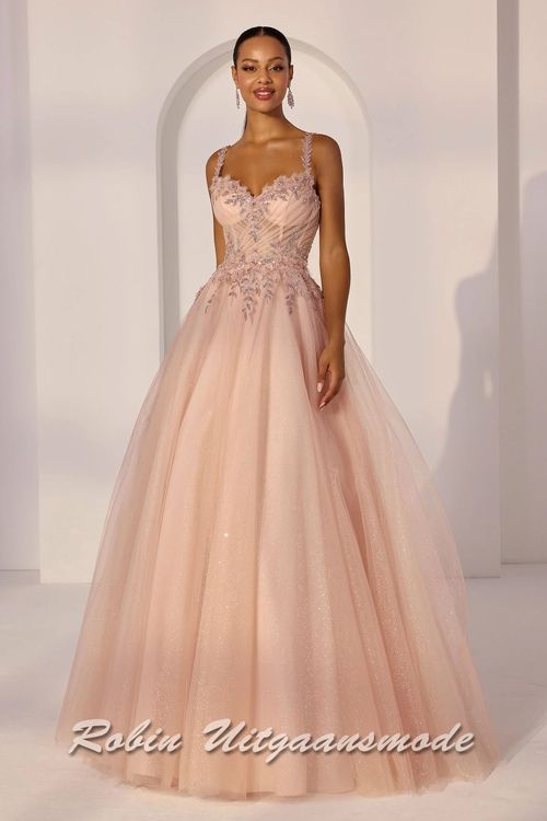 Blush roze baljurk met bloemen versierd korset lijfje, een sweatheart halslijn en een volle A-lijn rok  met toplaag van glittertule.