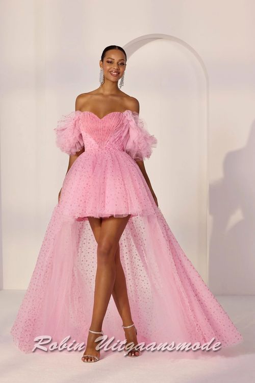 Kort-lange roze galajurk volledig bedekt met hartjes, heartshape strapless top met ruche off-shoulder banden