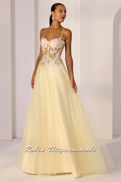 Gele A-lijn galajurk met geborduurde bloemen in het roze, lila en geel op de korset top, een heartshape bustelijn en wijduitlopende rok met tule toplaag.