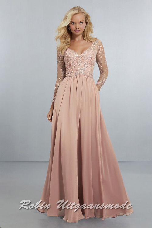 Elegante roze avondjurk met lange mouwen van kant, een hartvormig lijfje en een geplooide chiffon rok.