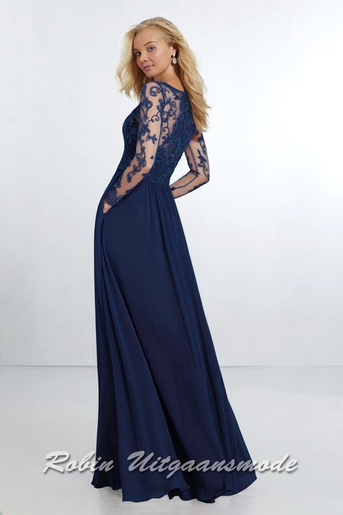 Achterkant van de Elegante navy blauwe avondjurk met lange mouwen van kant, een hartvormig lijfje en een geplooide chiffon rok.