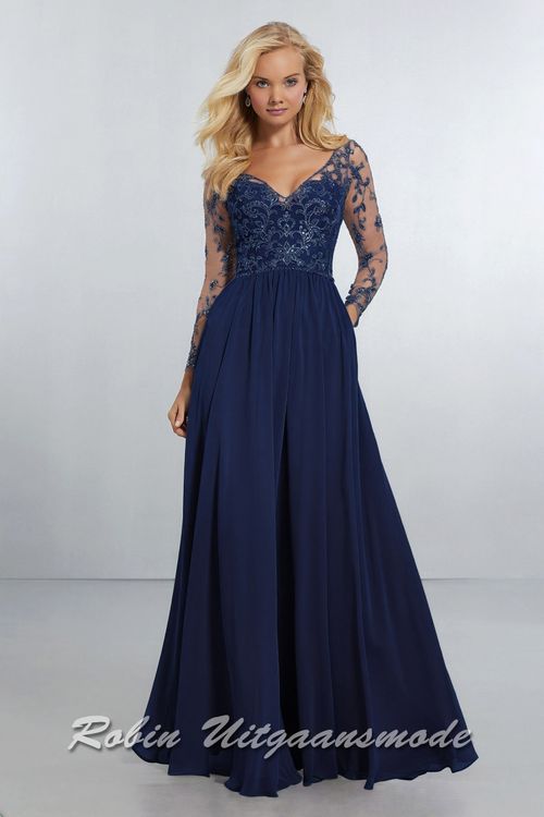 Elegante navy blauwe avondjurk met lange mouwen van kant, een hartvormig lijfje en een geplooide chiffon rok.