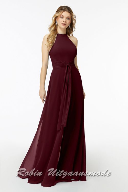 Bordeauxrode Gala broekpak van chiffon met een hoge haltersluiting, wijde pijpen en sjerp tailleband