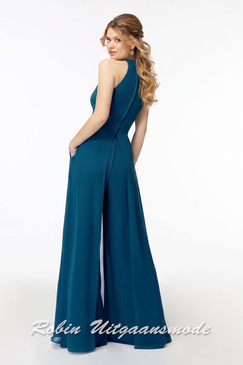 Achterkant van de Saffierblauwe Gala broekpak van chiffon met een hoge haltersluiting, wijde pijpen en sjerp tailleband